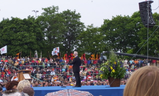 Foto von der Schlussrede beim Abschlussgottesdienst