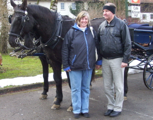 Foto von Alfred und Gerlinde mit den Pferden bei der Kutschfahrt