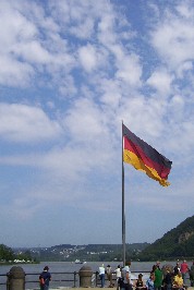 Foto der Deutschlandfahne am Deutschen Eck