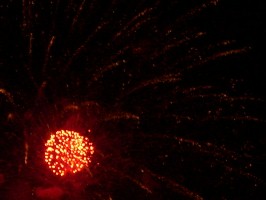 Foto von einem Feuerbal beim Feuerwerk