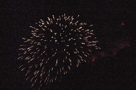 Foto von spr&uuml;henden Funken bei einem der Feuerwerke