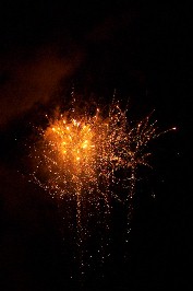 Foto von g&uuml;ldenen Sonnen bei einem der Feuerwerke