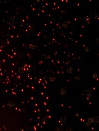 Foto von einem rot leuchtenden Feuerregen
