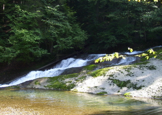 Foto vom vierstufigen Wasserfall